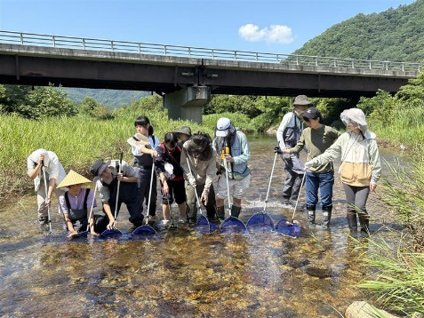 川で馬に乗っている人たち AI 生成コンテンツは誤りを含む可能性があります。